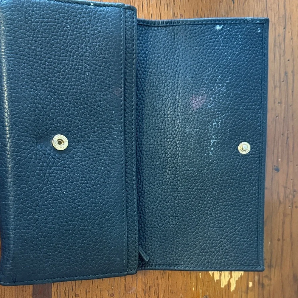 Gucci Black Leather Women's Wallet with Embossed Logo - Picture 2 of 5